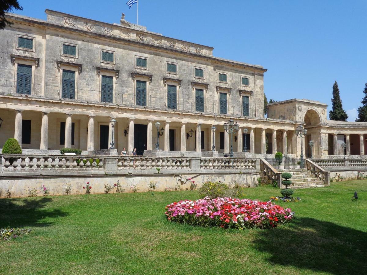 Corfu-haris Old Town *